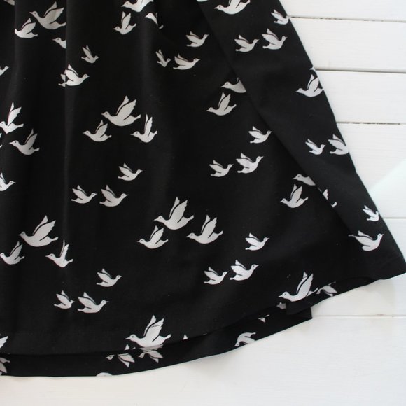 Short Sleeve Black and White Dove Printed Collared Mini Dress - Picture 3 of 8